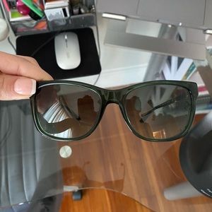 Gorgeous Tory Burch Hunter Green sunglasses
